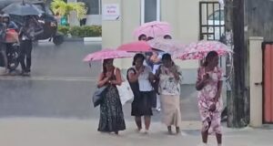 Heavy rain floods roads in Galle (Video)