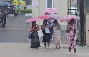 Heavy rain floods roads in Galle (Video)