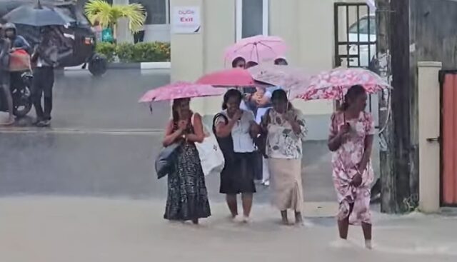 Heavy rain floods roads in Galle (Video)