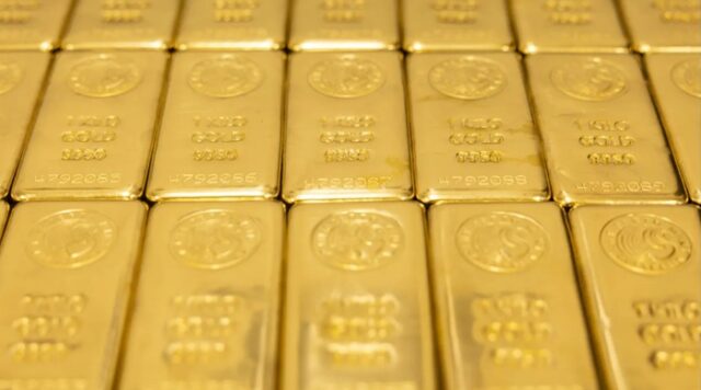Gold smashes new record of $4,600