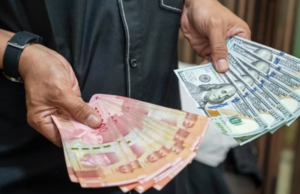 Indonesian rupiah falls to record low against US dollar