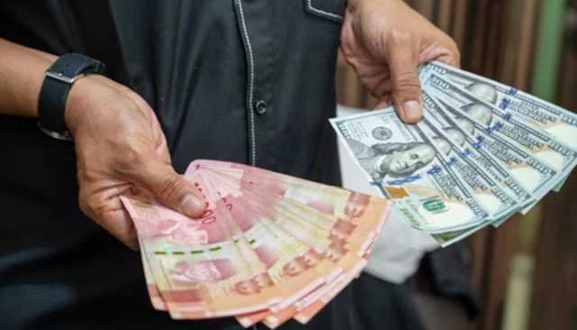 Indonesian rupiah falls to record low against US dollar